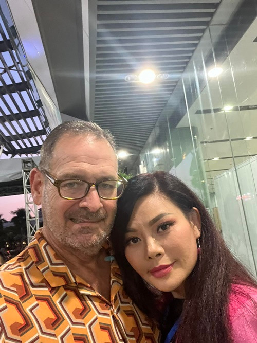 “Anh John là "chiếc phao" đầu tiên tôi vớ được lúc tưởng "chết đuối" trong lòng, khi chuyện tình cảm đang rơi vào bế tắc. Có lẽ trời thương nên cho tôi chiếc phao tốt”, nữ ca sĩ chia sẻ trên Dân Trí.