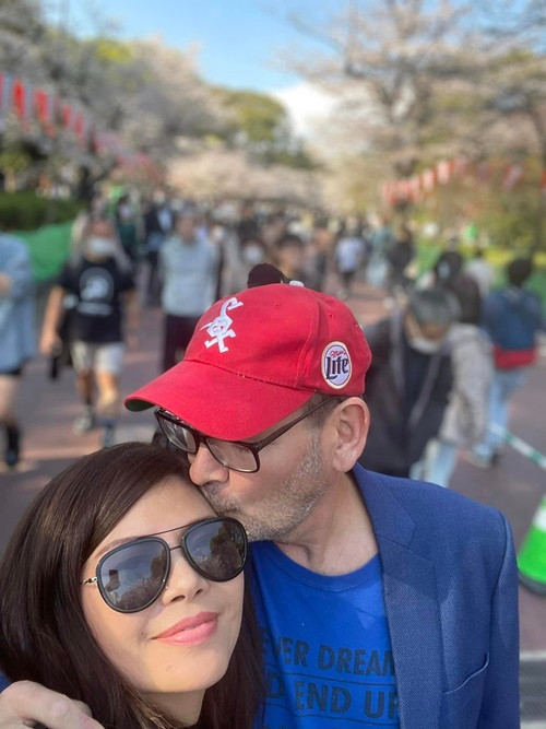 Ca sĩ Quang Dũng chia sẻ: "Tôi đã từng chứng kiến khoảng thời gian Ngọc Anh buồn bã, khổ đau, u sầu khi hôn nhân không trọn vẹn, rất xót xa cho cô ấy, nhưng hiện giờ mọi chuyện đã khác rồi. Ngọc Anh luôn rạng rỡ khi có hạnh phúc dâng đầy với tình yêu thương của người chồng hiện tại. Chồng hiện tại của Ngọc Anh là người Mỹ, rất ga lăng, chiều chuộng".