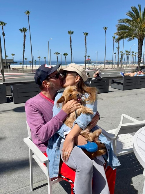 Doanh nhân John khen vợ rất đẹp, có trái tim nhân hậu, yêu gia đình và luôn chăm lo cho gia đình.