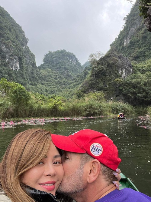 Về phần mình, Ngọc Anh cho hay, vợ chồng cô chiều chuộng nhau. "Chiều nhau đến mức cảm giác người kia phải là “Queen”, “King” của mình", cô tâm sự.