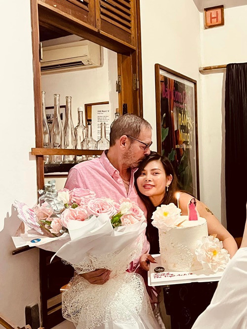 Vợ chồng Ngọc Anh từng trải qua một số biến cố. Năm 2019, ông xã của Ngọc Anh bị tai biến. Trong 6 tháng, nữ ca sĩ hết lòng chăm sóc chồng vượt qua giai đoạn khó khăn.