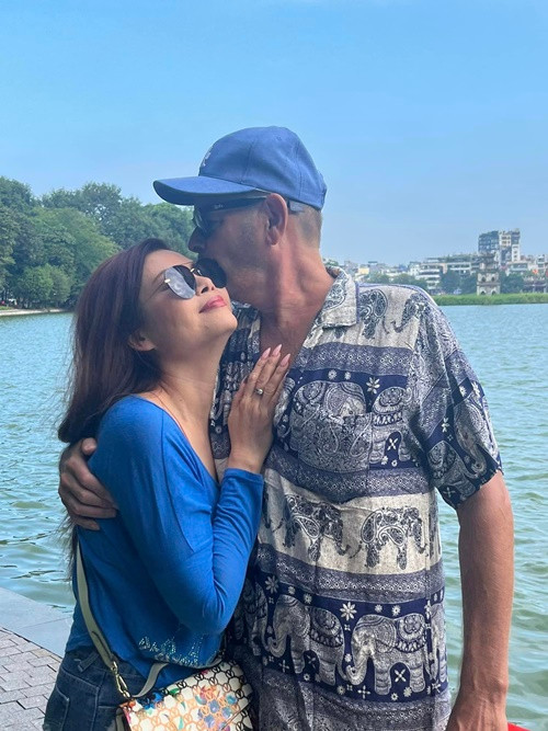 Người bên cạnh chăm sóc, động viên nữ ca sĩ khi cắt bỏ khối u là John Gallander.