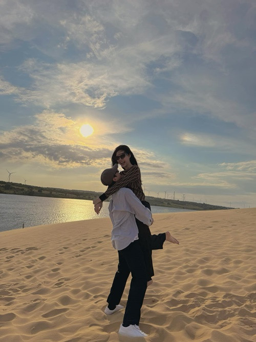 Nữ người mẫu nội y đăng tải hình ảnh, clip bên người yêu dịp Valentine, Tết Nguyên đán, ngày 8/3.