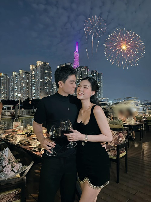 Cặp đôi tình tứ đón giao thừa.