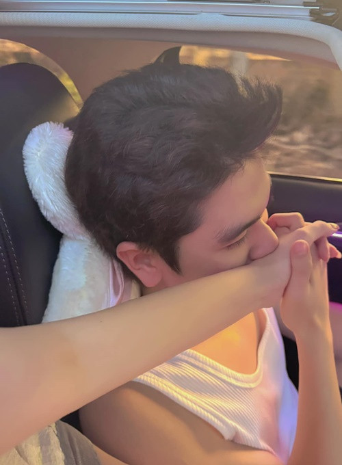 Cặp đôi đăng tải nhiều khoảnh khắc lãng mạn bên nhau.