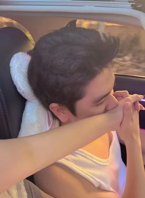 Cặp đôi đăng tải nhiều khoảnh khắc lãng mạn bên nhau.