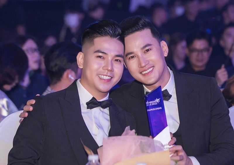 Về phần mình, Hà Trí Quang nhắn nhủ người bạn đời: "Cứ mãi cười như vậy em nhé! Mà anh già rồi em trèo lên lưng anh hơi mỏi nha Thanh Đoàn".