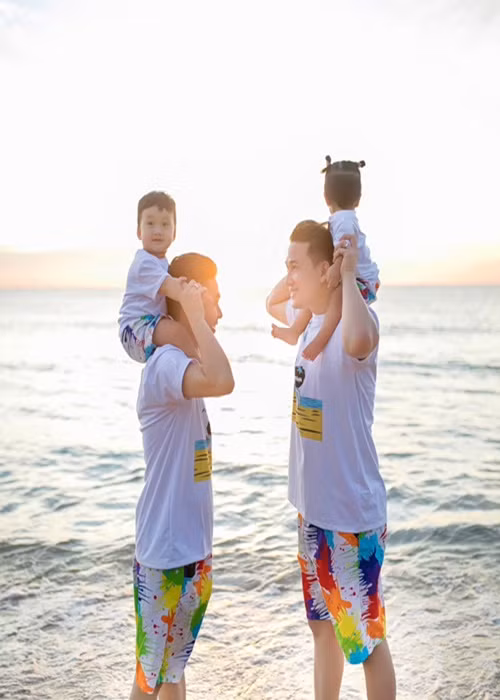 Hà Trí Quang chia sẻ trên Dân Trí, anh và người bạn đời cũng cãi vã nhưng sớm làm lành. "Chúng tôi đặt ra quy định khi cãi nhau không ai được ra khỏi phòng, sau đó trò chuyện rõ ràng để hóa giải vấn đề và lại vui vẻ với nhau", Hà Trí Quang cho hay.