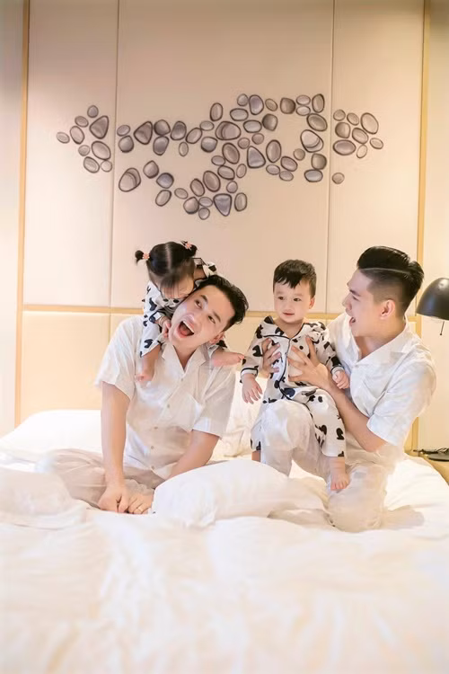 "Cuộc sống bình dị. Nói thèm cái là có người kế bên làm cho ăn món mình thích. Rất ngon nha", Hà Trí Quang khoe nửa kia vào bếp nấu ăn.