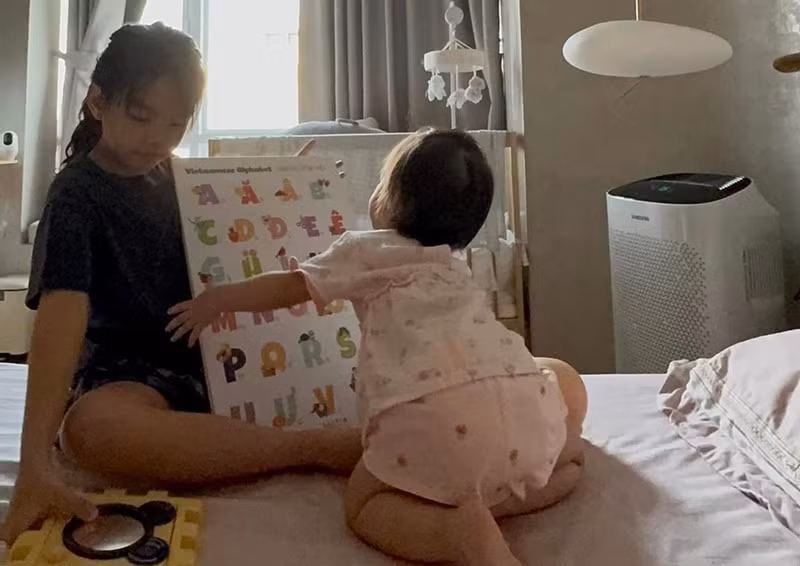 Cô nhóc biết phụ mẹ việc nhà, chăm sóc em gái.