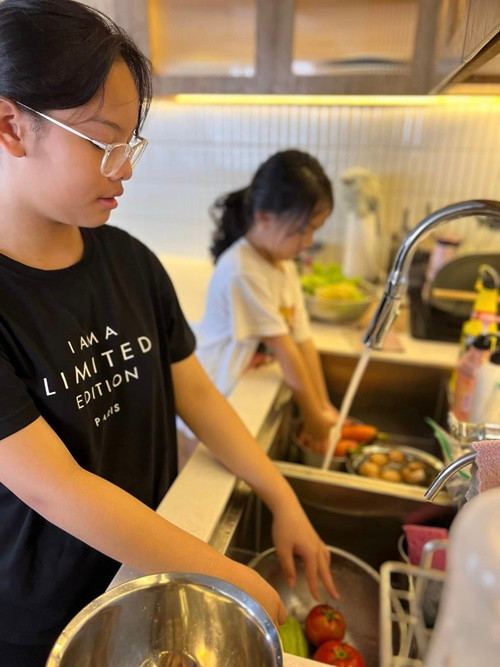 12 tuổi, Tuệ Lâm đã biết phụ giúp mẹ nhiều việc nhà.