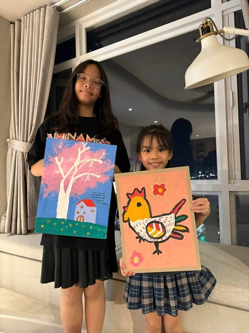 Cô nhóc có sở thích vẽ tranh giống chị gái.