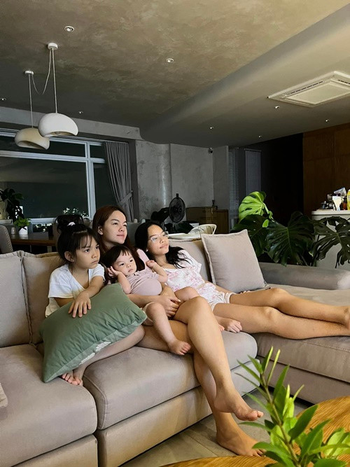 Phạm Quỳnh Anh ly hôn ông bầu Quang Huy năm 2018. Hiện tại, cô hạnh phúc bên bạn trai giấu mặt. Mới đây, trong một chương trình, Phạm Quỳnh Anh tâm sự: "Đến nay, tôi vẫn chưa có câu trả lời cho 'tầm quan trọng của việc yêu đúng người'. Nếu đúng thì quá may mắn, nếu sai, mọi thứ chưa hẳn tồi tệ. Tôi tin những người đến với cuộc đời chúng ta đều để lại những bài học, trải nghiệm cần thiết. Vì vậy, tôi trân trọng những điều xảy ra trong quá khứ, chúc phúc những người từng ở cạnh mình rồi bước tiếp một cách nhẹ nhàng. Khi buông bỏ, chúng ta sẽ nhẹ lòng, từ đó tìm thấy hạnh phúc".