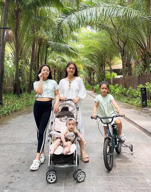 Phạm Quỳnh Anh và con gái Tuệ An đang tham gia chương trình Mẹ siêu nhân. Phạm Quỳnh Anh chia sẻ, Tuệ An thường hay ngại ngùng, thận trọng và chỉ là chính con trong vùng an toàn của mình. Vì vậy, Phạm Quỳnh Anh hy vọng con gái cởi mở khi tham gia chương trình.