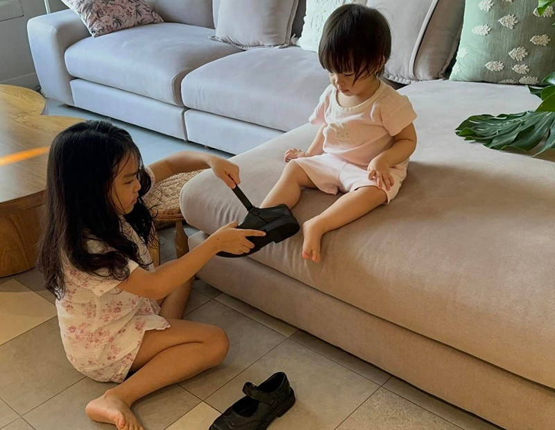 Tuệ An chiều chuộng em gái nhỏ.