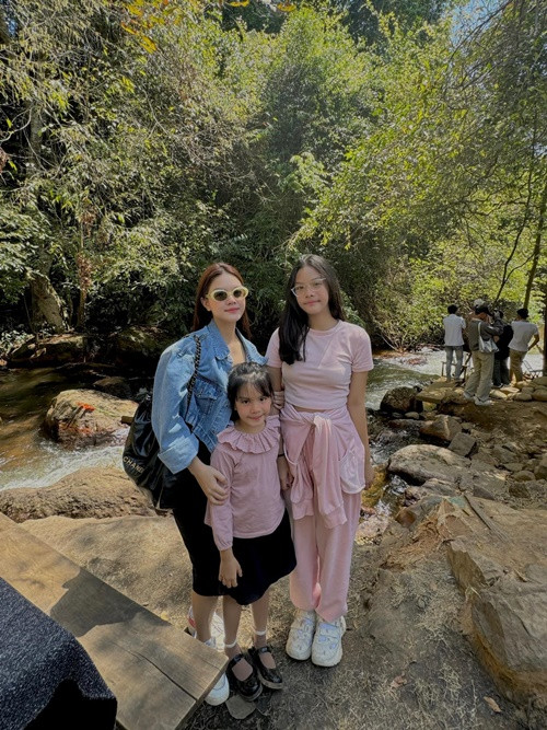 Con gái đầu lòng của Phạm Quỳnh Anh ăn mặc năng động ở đời thường.