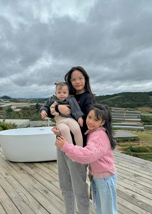 Tuệ Lâm yêu chiều hai em gái.