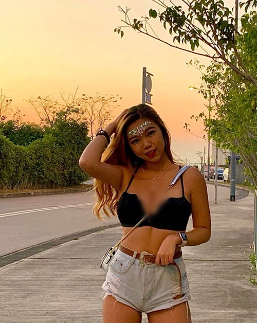 Hot girl xinh đẹp hết hở trên lại hở dưới.