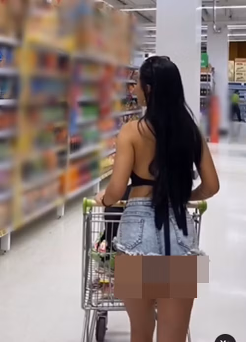 Đi siêu thị, hot girl người Hong Kong Wing Tung Suen mặc như không mặc.