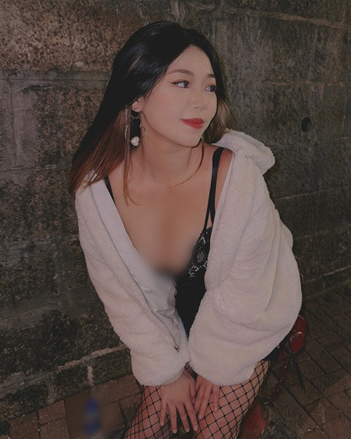 Hot girl người Hong Kong không ít lần khiến nhiều người nhức mắt vì mặc hở táo bạo.