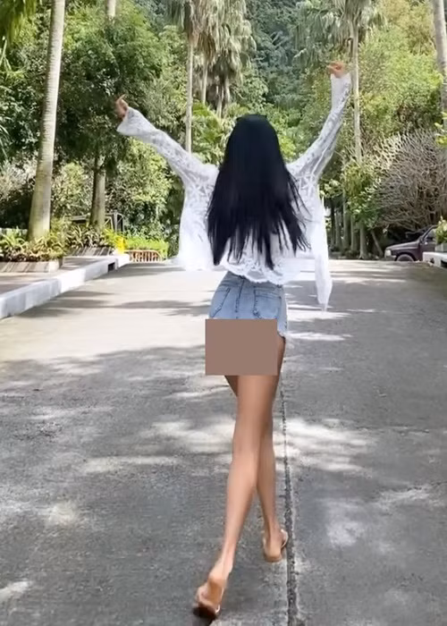 Nhiều lần, Wing Tung Suen hở nửa vòng ba vì quần short ngắn cũn cỡn.