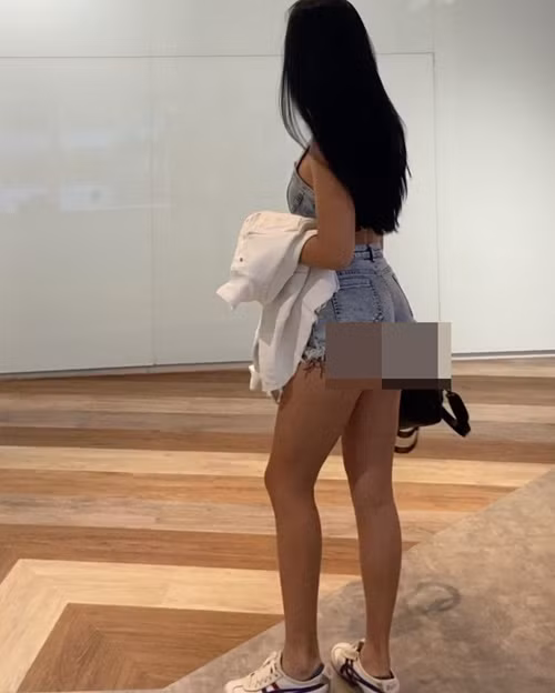 Cô nàng không ngần ngại diện quần shorts 5cm ra đường.