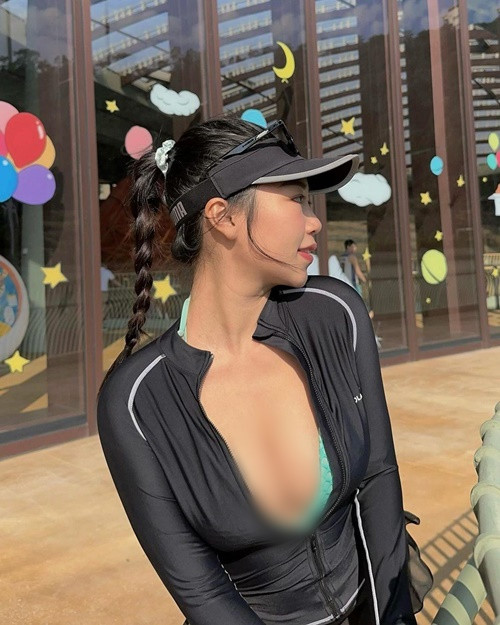 Hot girl người Hong Kong khoe triệt để vòng 1 hấp dẫn.