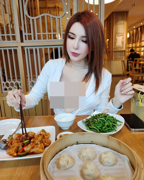 Cô nàng gợi cảm với chiếc váy có chi tiết xẻ sâu ở phần ngực.