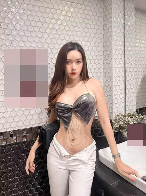 Hot girl cố tình để bung cúc quần.