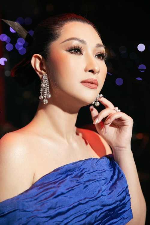 Gương mặt của giọng ca hải ngoại ít có dấu vết tuổi tác.