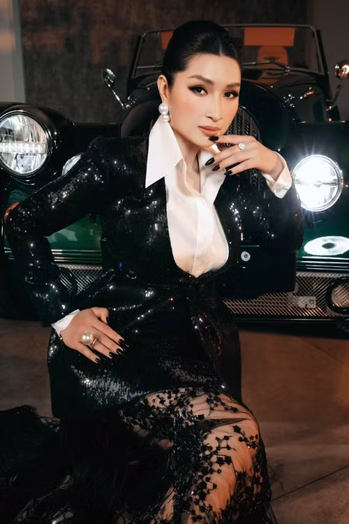 Năm 2015, Hồng Nhung gắn bó với doanh nhân Minh Quân. Cả hai có một cô con gái chung. Tháng 9/2019, bạn thân của Lệ Quyên thừa nhận chuyện tình đổ vỡ.