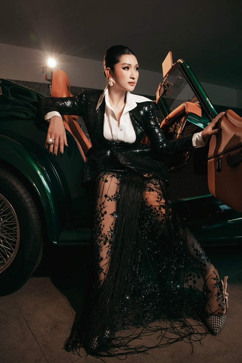 Hồng Nhung kết hôn năm 2010 với Quý Nguyễn - em trai của ca sĩ Trizzie Phương Trinh. Cả hai có một cậu con trai chung trước khi ly hôn.