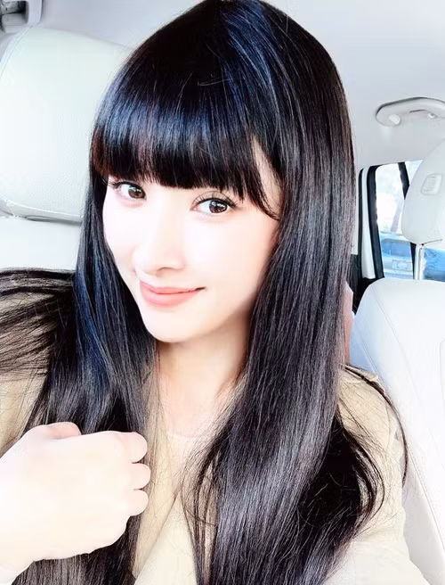 "Một phần có thể cũng do đã mất niềm tin và sợ lại một lần nữa đi vào vết xe đổ... Hơn nữa hoàn cảnh của tôi cũng là một trở ngại khi đã có hai đứa con, thậm chí một bé còn bị tự kỷ. Những người đàn ông chưa có gia đình họ sẽ tìm những cô gái trẻ còn với tôi chắc chắn sẽ là những người đã phải có gia đình, như vậy sẽ càng phức tạp hơn", cô chia sẻ trên Vietnamnet.