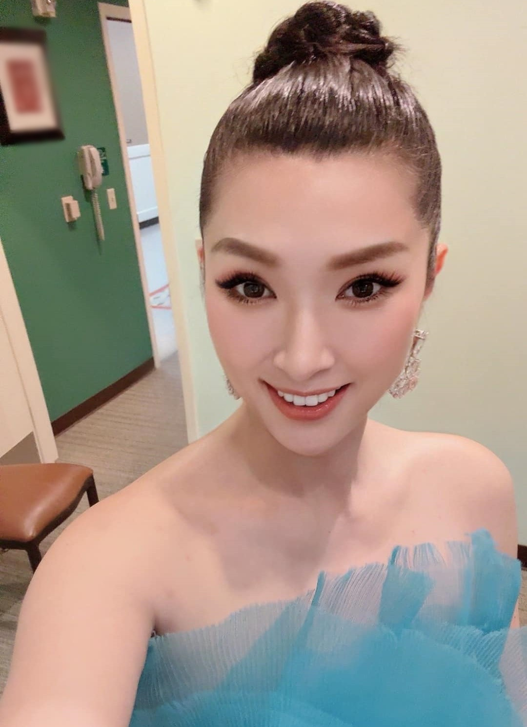 Khi biết Hồng Nhung độc thân, rất nhiều người tán tỉnh nữ ca sĩ. Tuy nhiên, giọng ca hải ngoại cẩn trọng, dè dặt hơn.