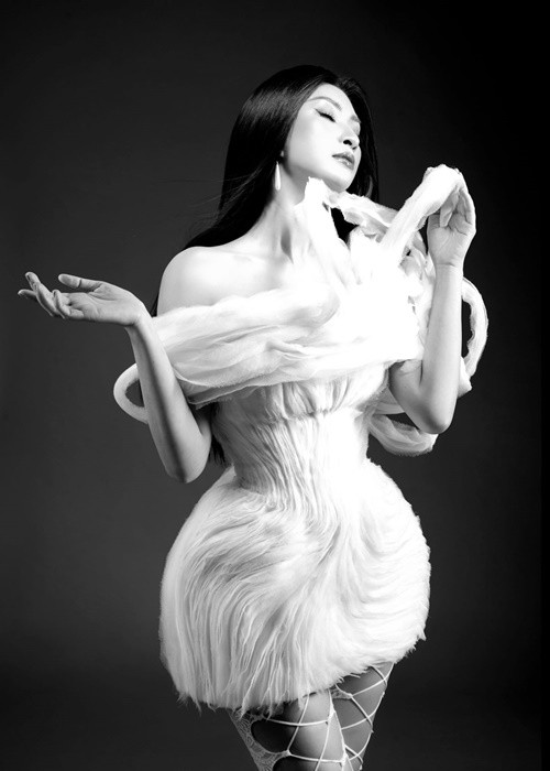 Nguyễn Hồng Nhung được nhiều khán giả khen ngợi nhan sắc vẫn trẻ trung, quyến rũ.