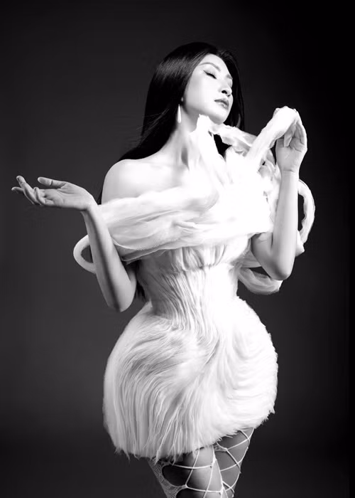 Nguyễn Hồng Nhung được nhiều khán giả khen ngợi nhan sắc vẫn trẻ trung, quyến rũ.