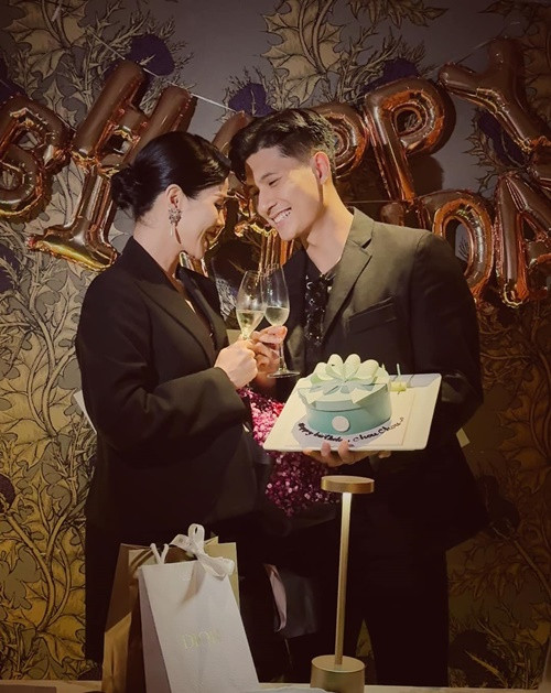 “Đi hát về cũng vừa đến sinh nhật chàng. Kéo chàng ra cùng vòng tay người thân và giờ chuẩn bị đón bình minh. Lại được đón tuổi mới cùng nhau nhỉ, Lâm Bảo Châu, cứ bên nhau bình yên nhẹ nhàng như chúng ta luôn như thế là quá đủ. Tuổi mới rực rỡ thực hiện những mơ ước đam mê tuổi trẻ thành công nhé. Em luôn bên cạnh”, Lệ Quyên nhắn nhủ bạn trai kém 12 tuổi.