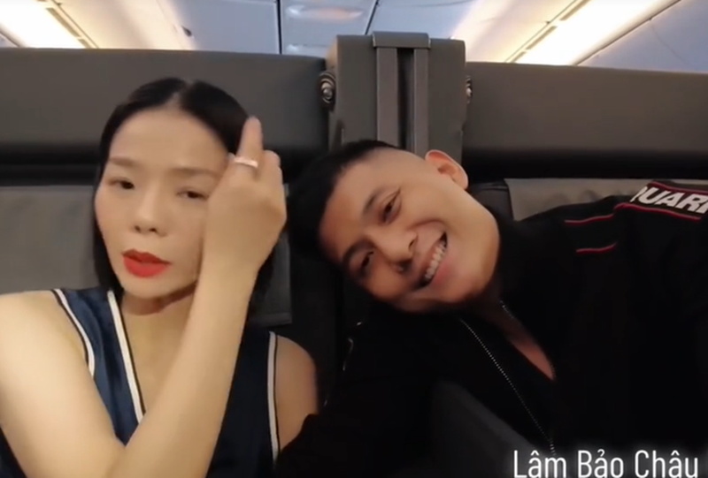 Trong các chuyến lưu diễn nước ngoài của Lệ Quyên, Lâm Bảo Châu thường xuyên tháp tùng bạn gái.