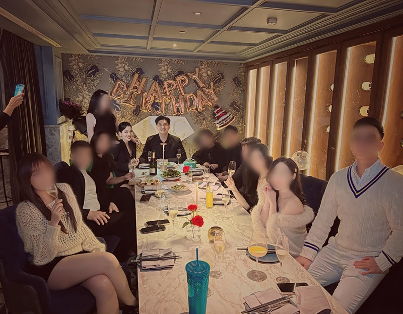 Lệ Quyên - Lâm Bảo Châu có dịp hội ngộ cùng bạn bè.