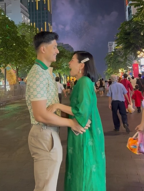 Lâm Bảo Châu và Lệ Quyên tình tứ trong đêm giao thừa năm 2024.