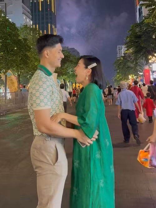 Lâm Bảo Châu và Lệ Quyên tình tứ trong đêm giao thừa năm 2024.