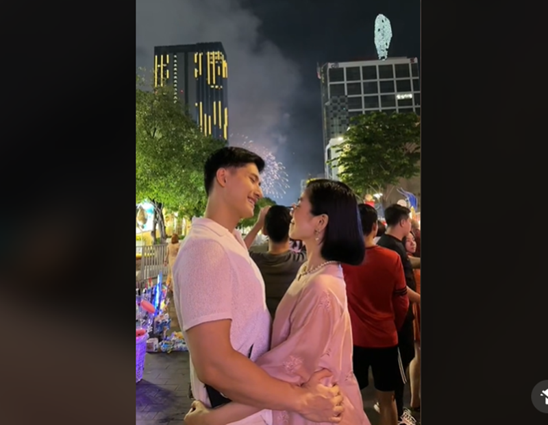 Nam người mẫu và bạn gái hơn 12 tuổi luôn bên nhau trong các dịp quan trọng như lễ Tết, sinh nhật.