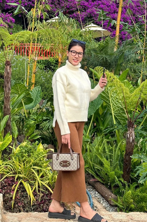 Vào đầu tháng 1, rộ tin đồn vợ chồng Trang Trần ở khu ổ chuột, điều kiện sinh hoạt kém. Nữ người mẫu nhanh chóng đáp trả.