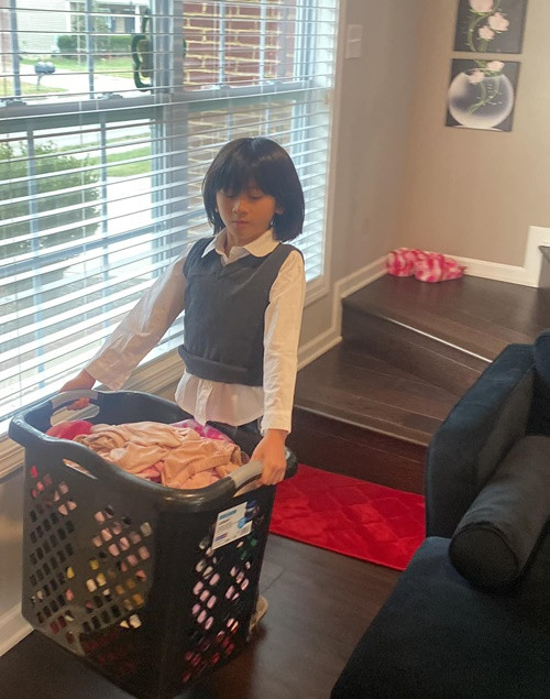 Con gái Trang Trần tự tập ở Mỹ dù còn nhỏ.