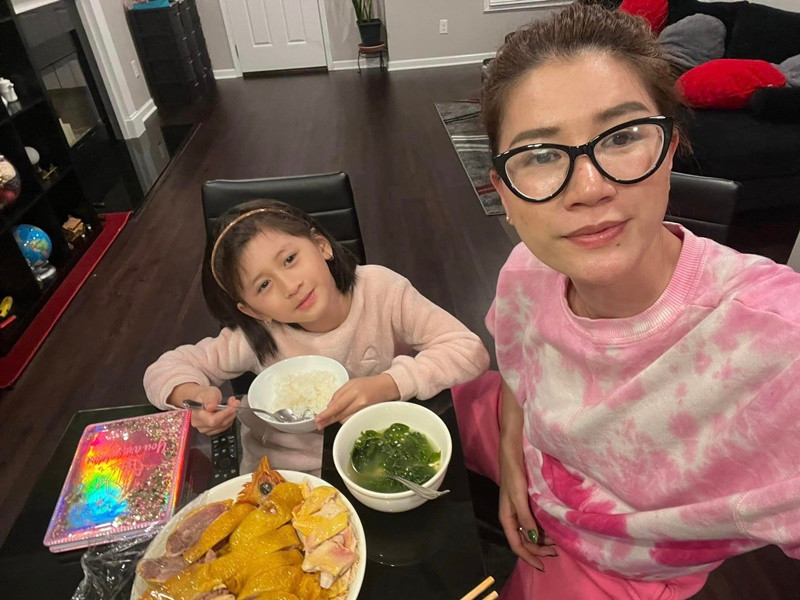 Vợ chồng Trang Trần đoàn tụ vào cuối năm 2023. Trong những ngày đầu sang định cư, cô làm nội trợ.