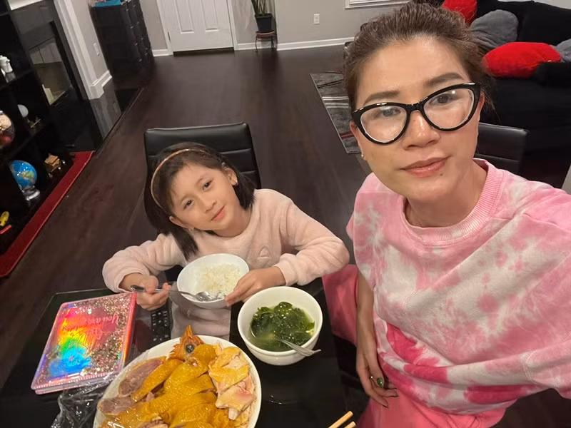 Vợ chồng Trang Trần đoàn tụ vào cuối năm 2023. Trong những ngày đầu sang định cư, cô làm nội trợ.