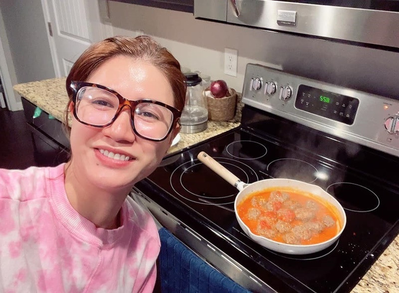 Cô cho thuê nhà, điều hành công việc kinh doanh ở Việt Nam.