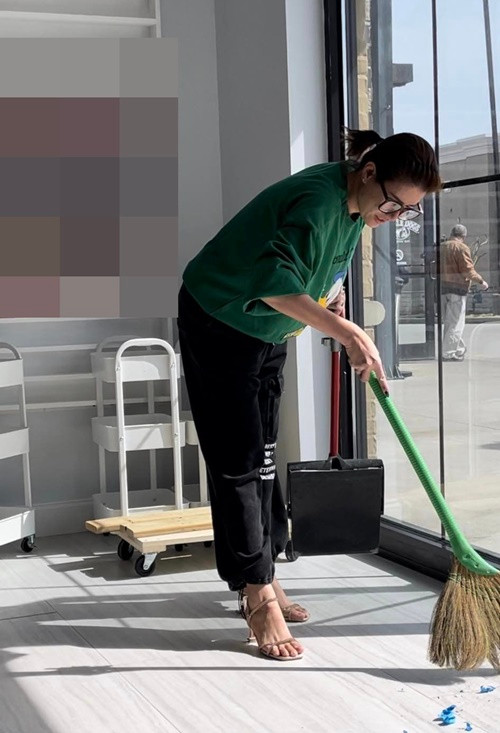 Mới đây, cựu người mẫu Trang Trần gây bất ngờ khi chia sẻ bản thân đang làm lao công với mức lương 20 USD/ngày ở Mỹ.