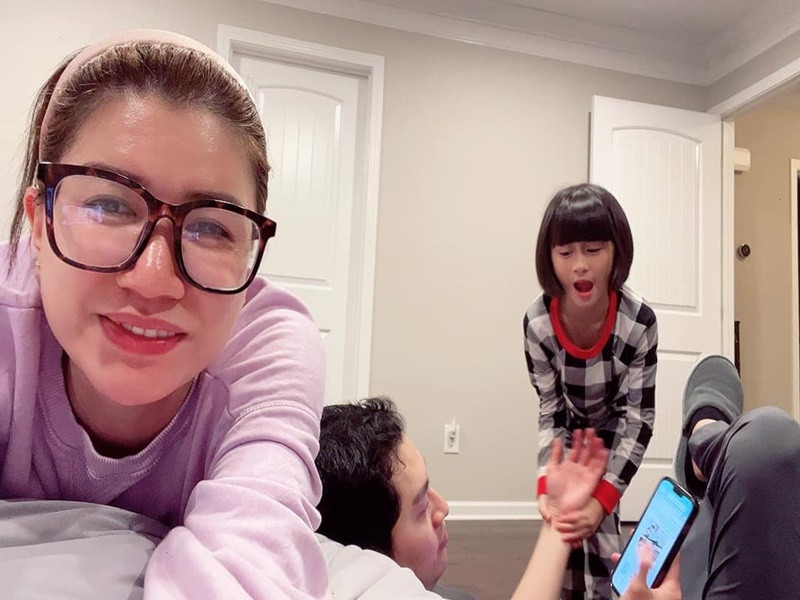 "Ở đây ổ chuột lắm mọi người, khổ lắm. Nhà em nghèo, chồng em nghèo, sống ở khu ổ chuột. Khu này nghèo lắm, nói gì cũng được em nhận hết mà. Quan trọng gì đâu, ổ chuột nhưng nó là nhà của mình, không phải đi thuê. Em qua đây được 3 tuần, em đâu biết khu này là khu gì. Chồng em mua nhà ở đây được 3 năm rồi. Ông ấy thích ở chỗ này ông thấy yên tĩnh", cựu người mẫu chia sẻ.