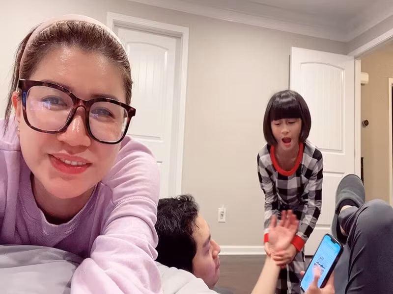 "Ở đây ổ chuột lắm mọi người, khổ lắm. Nhà em nghèo, chồng em nghèo, sống ở khu ổ chuột. Khu này nghèo lắm, nói gì cũng được em nhận hết mà. Quan trọng gì đâu, ổ chuột nhưng nó là nhà của mình, không phải đi thuê. Em qua đây được 3 tuần, em đâu biết khu này là khu gì. Chồng em mua nhà ở đây được 3 năm rồi. Ông ấy thích ở chỗ này ông thấy yên tĩnh", cựu người mẫu chia sẻ.